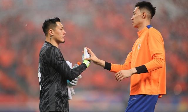 鲁媒：山东泰山门将于金永因为生病缺席客战申花的比赛