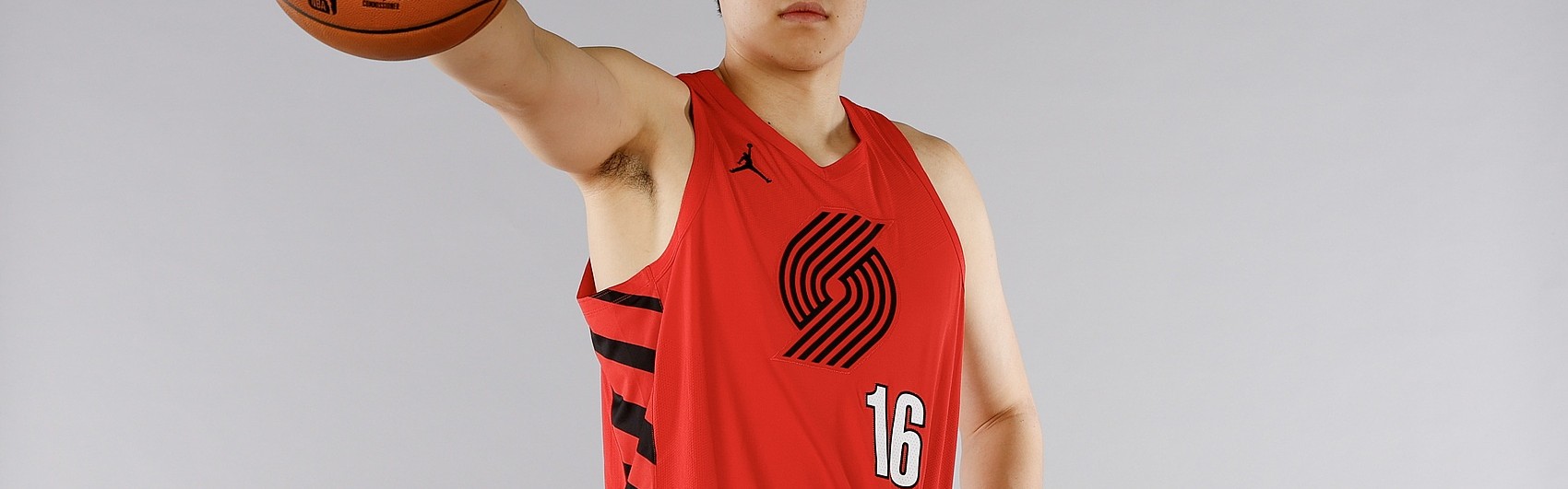 足球直播-中国球员常规赛首秀表现如何？易建联9分最高 强如姚明首战0分2犯